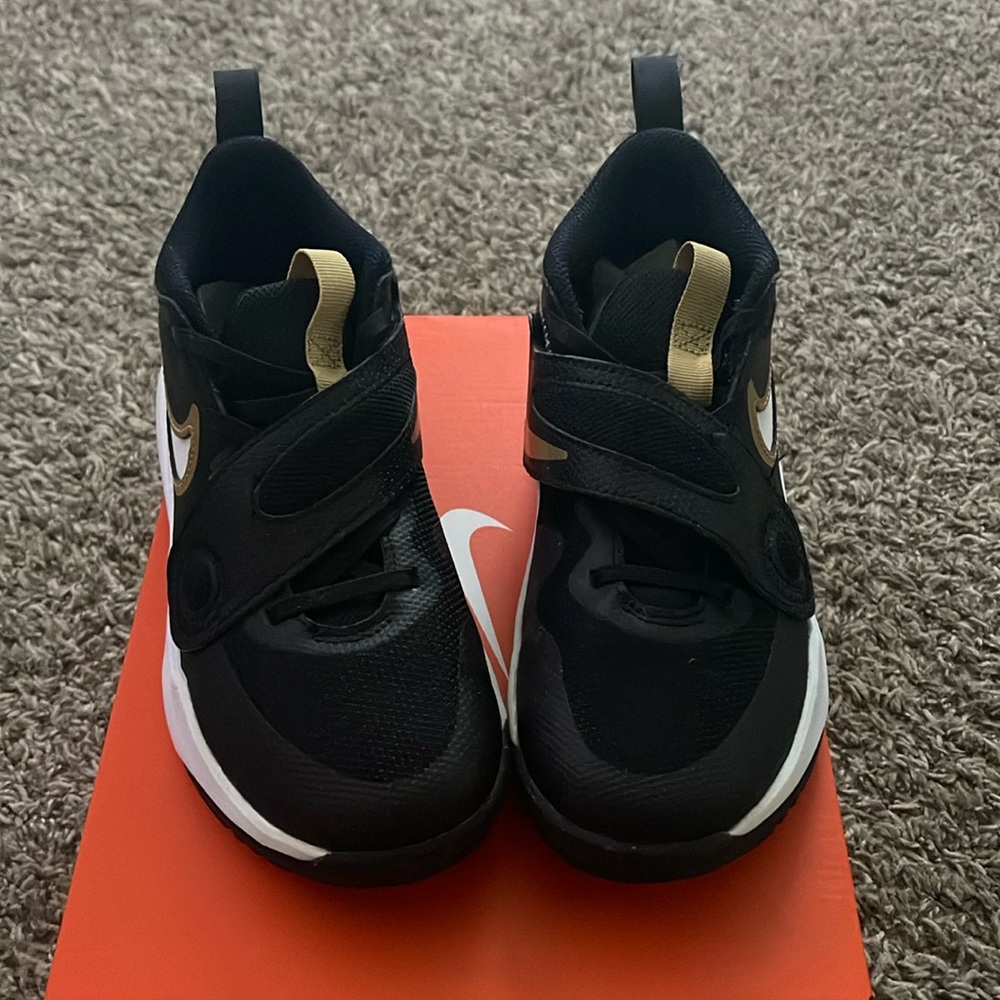 Boys Team Hustle D 11 size 2Y ( Worn once, like new )
